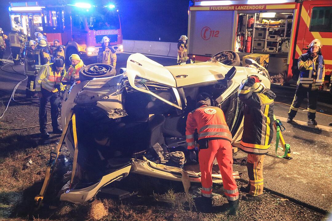 A70: Auto schleudert in Betonwand und überschlagt sich mehrfach - Familie schwer verletzt