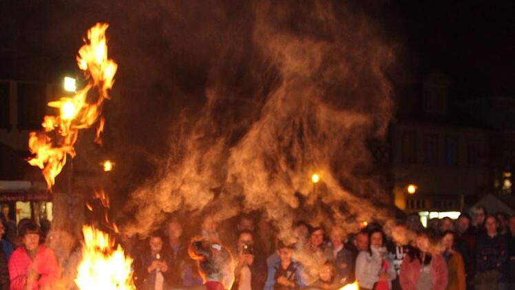 Die Feuershow durch Künstlerin Lux Aeterna ließen sich viele Zuschauer zweimal nicht entgehen.