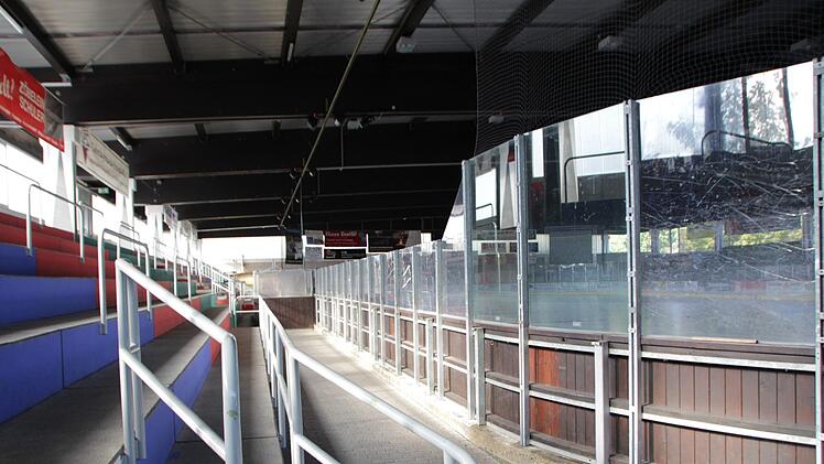 Die hölzerne Bande im Eisstadion ist starr und birgt ein höheres Verletzungsrisiko als moderne Spielfeldumrandungen.  Foto: Andreas Dorsch