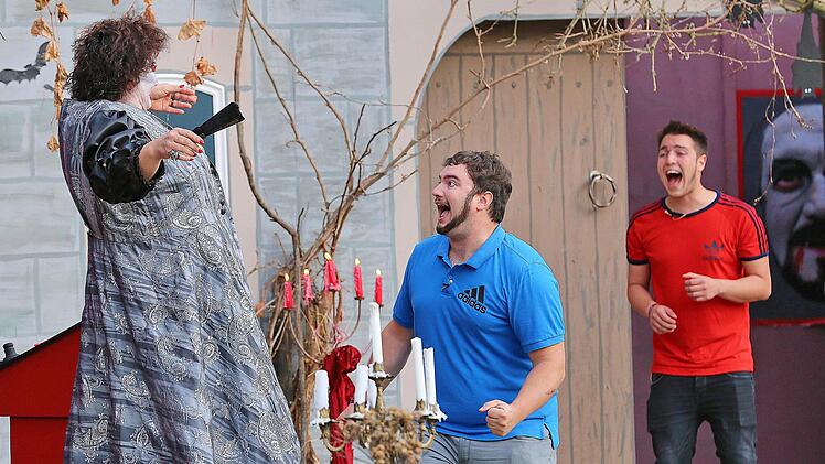 Die Vampirkomödie "Dracula -  Sippschaft mit Biss", zeigten die  Laienspieler des Heimatvereins Maßbach auf der Freilichtbühne im Innenhof  des Schrimpf'schen Schlosses.  Foto: Dieter Britz