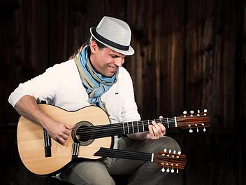 Ein Meister auf der vierzehnsaitigen Gitarre ist der Schweizer Musiker Attila Vural. Auf den zwei Hälsen erzeugt er ungewöhnliche Akkordfolgen. Mit diesen will er am 26. Oktober im Gasthof "Zur Linde" in Unnersdorf die Besucher zum Staunen bringen.  Foto: privat