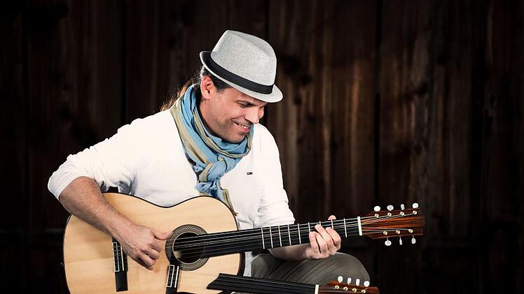 Ein Meister auf der vierzehnsaitigen Gitarre ist der Schweizer Musiker Attila Vural. Auf den zwei Hälsen erzeugt er ungewöhnliche Akkordfolgen. Mit diesen will er am 26. Oktober im Gasthof "Zur Linde" in Unnersdorf die Besucher zum Staunen bringen.  Foto: privat