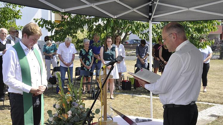 Dekan Oliver Bruckmann entpflichtet Diakon Robert Klatt (links) von seinen Aufgaben in der evangelischen Kirchengemeinde Bad Kissingen und im Dekanat Schweinfurt. Foto: Peter Klopf