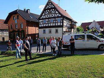 Die Parksituation "An der Linde" in Rothhausen  nahmen Thundorfs Gemeinderäte bereits vor zwei Jahren  unter die Lupe. Foto:  Philipp Bauernschubert