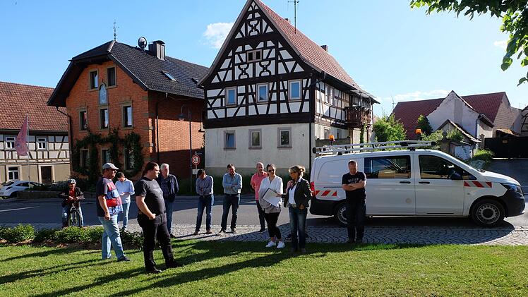 Die Parksituation "An der Linde" in Rothhausen  nahmen Thundorfs Gemeinderäte bereits vor zwei Jahren  unter die Lupe. Foto:  Philipp Bauernschubert