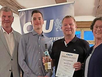 Neu im Vorstand der CSU Reiterswiesen-Arnshausen sind (von links) Hans-Jörg Rustler und Robin Kuhn, der als Vorsitzender auf Gudrun Heil-Franke (rechts) folgt. Bernd Vormwald-Kaeppele bleibt Schatzmeister und wurde geehrt.