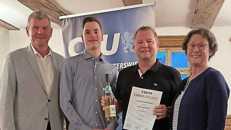 Neu im Vorstand der CSU Reiterswiesen-Arnshausen sind (von links) Hans-Jörg Rustler und Robin Kuhn, der als Vorsitzender auf Gudrun Heil-Franke (rechts) folgt. Bernd Vormwald-Kaeppele bleibt Schatzmeister und wurde geehrt.