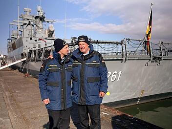 Rosin & Kumptner - Mission mittendrin! Frank Rosin (rechts) und Alexander Kumptner wagen sich in Folge 1 an der Ostsee auf auf ein Marineschiff.