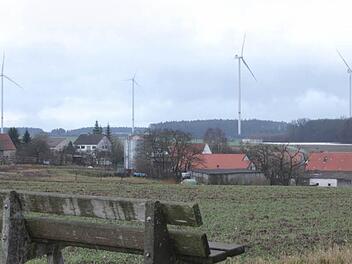 So wie hier über dem Mühlhausener Ortsteil Decheldorf könnten sich auch bald im Waldgebiet Birkach bei Lonnerstadt Windräder drehen. Foto: Andreas Dorsch