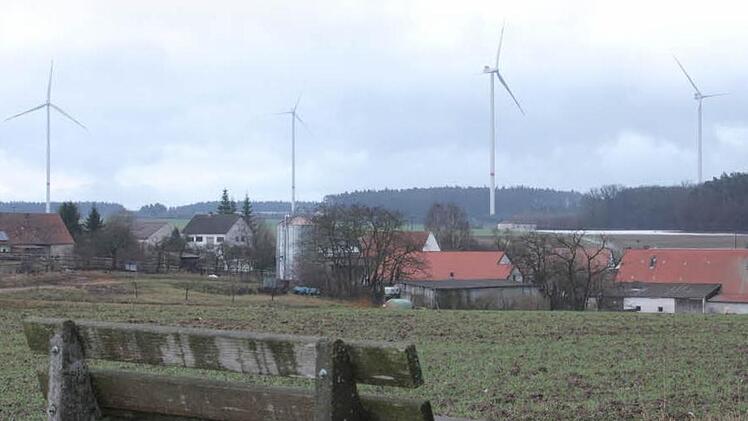 So wie hier über dem Mühlhausener Ortsteil Decheldorf könnten sich auch bald im Waldgebiet Birkach bei Lonnerstadt Windräder drehen. Foto: Andreas Dorsch