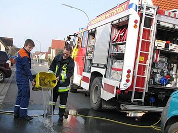 Kübelweise wurde Wasser abgepumpt und "entsorgt". Fotos: W. Baier