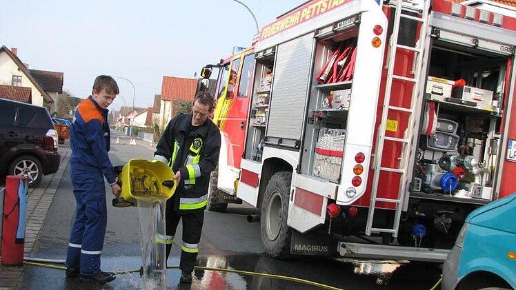Kübelweise wurde Wasser abgepumpt und "entsorgt". Fotos: W. Baier