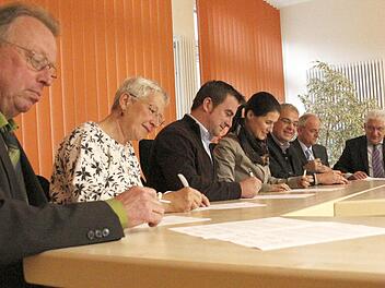 Die Bürgermeister aus der Fränkischen Schweiz unterzeichnen die Kooperation.  Foto: Josef Hofbauer