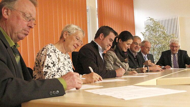 Die Bürgermeister aus der Fränkischen Schweiz unterzeichnen die Kooperation.  Foto: Josef Hofbauer