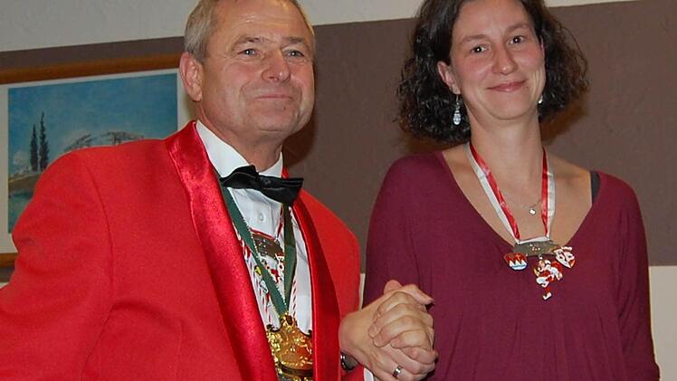Ordenskanzler Eugen Freiberg lobte die 22-jährige Arbeit von Tina Huschens. Sie erhielt den Ehren-Till der ÖFG.