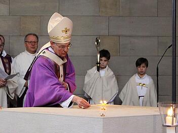Erzbischof Ludwig Schick entzündete auf dem neuen Altar Weihrauch-Kügelchen. Foto: Ulrike Nauer