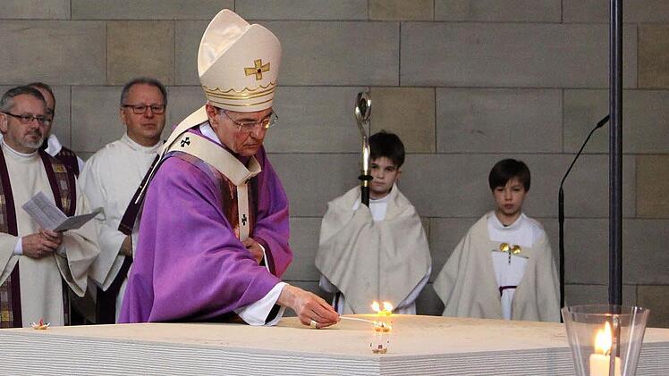 Erzbischof Ludwig Schick entzündete auf dem neuen Altar Weihrauch-Kügelchen. Foto: Ulrike Nauer