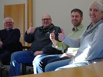 Der Sitzungssaal im Mottener Rathaus kann ein Mal pro Woche für den Seniorentreff aufgeschlossen werden. Uwe Schmidt (von links), Markus Frank, Bürgermeister Jochen Vogel und Zweite Bürgermeisterin Ute Becker unterstützen das Projekt. Foto: Stephanie Elm