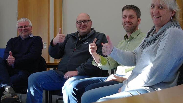 Der Sitzungssaal im Mottener Rathaus kann ein Mal pro Woche für den Seniorentreff aufgeschlossen werden. Uwe Schmidt (von links), Markus Frank, Bürgermeister Jochen Vogel und Zweite Bürgermeisterin Ute Becker unterstützen das Projekt. Foto: Stephanie Elm