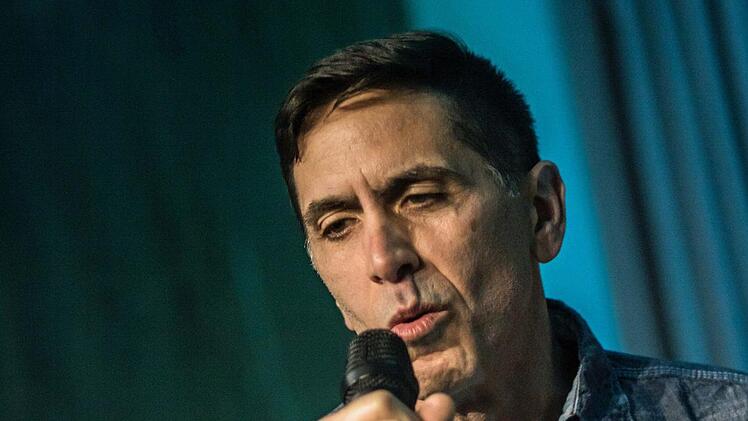 Steven Santoro ist Sänger, Komponist, Produzent und Musikdozent. Im Laufe seiner Karriere arbeitete er mit zahlreichen Jazzgrößen zusammen, darunter Nathan East, Mitchell Forman und Carlos Vega.