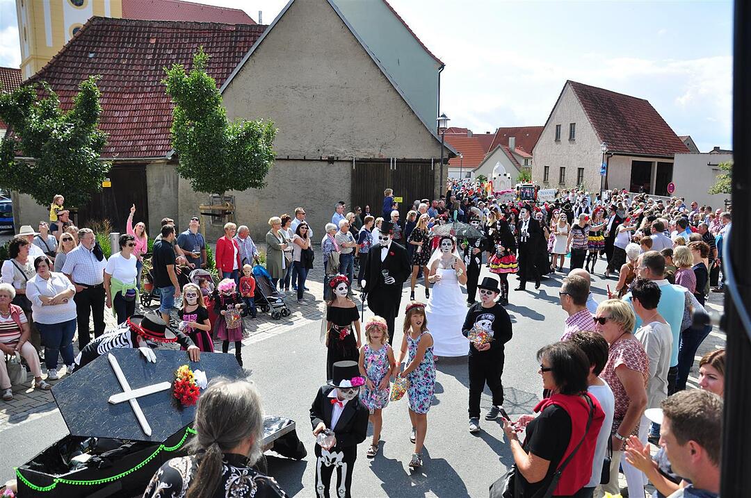 Kirchweih: einmal um die Welt
