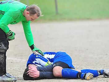 In der Kreisklasse 3 Coburg sah der TSV Scherneck bereits wie der Hartplatz-Sieger aus, doch mit zwei späten Tore in der Schlussphase drehte der SV Hafenpreppach die Partie. Für Kapitän Moritz Schnabel - hier mit seinem Torwart Tobias Eckstein -  war es allerdings zwischenzeitlich ein schmerzhafter Sieg.Fotos: Hagen Lehmann
