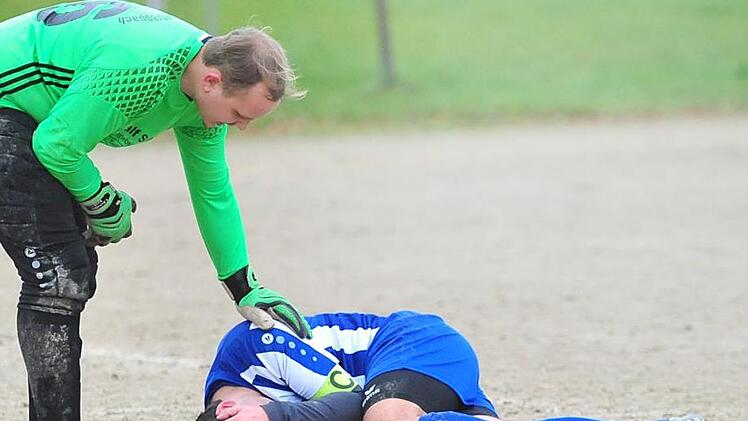 In der Kreisklasse 3 Coburg sah der TSV Scherneck bereits wie der Hartplatz-Sieger aus, doch mit zwei späten Tore in der Schlussphase drehte der SV Hafenpreppach die Partie. Für Kapitän Moritz Schnabel - hier mit seinem Torwart Tobias Eckstein -  war es allerdings zwischenzeitlich ein schmerzhafter Sieg.Fotos: Hagen Lehmann