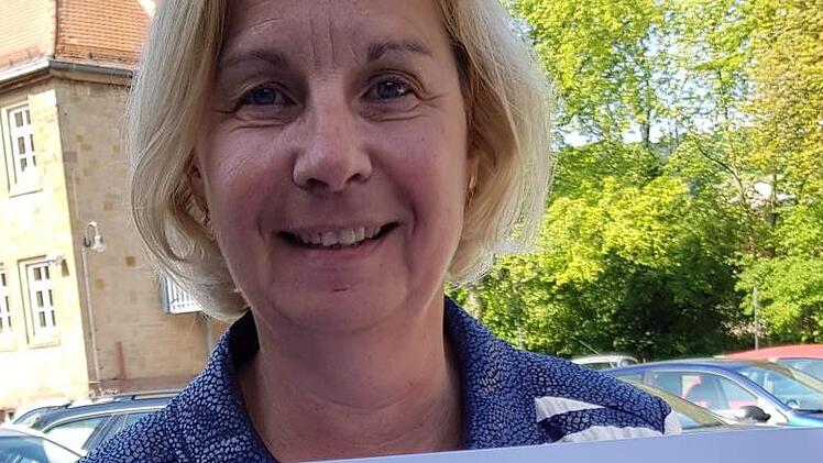 Petra Hohenberger zeigt eine köstliche Karikatur von Klaus Strobel nahm Petra Hohenberger mit in die Diskussion. Die Zeiler Kinder müssen wohl, wie zu sehen ist, bei Schließung des Zeiler Hallenbades bei den Anglern der "Zeiler Au" schwimmen lernen.