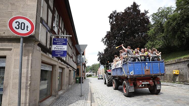 Ausgelassene Stimmung: Auf von Traktoren gezogenen Anhängern ließen sich die Abiturienten durch die Kronacher Innenstadt chauffieren - und die Kreisstadt dabei an ihrer Freude teilhaben. Foto: Marian Hamacher
