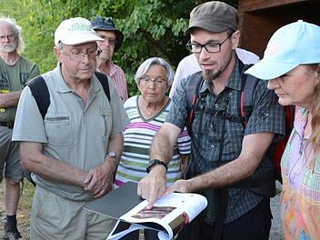 Seit das Gebiet Ofentaler Berg 2014 zur Kernzone ernannt wurde, untersucht Dr. Tobias Gerlach die Veränderungen der Tier- und Pflanzenwelt durch die wegfallende Waldnutzung.Elisabeth Assmann