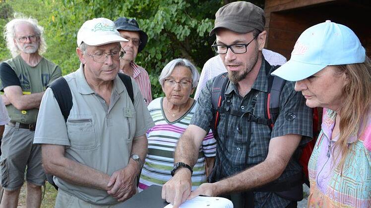 Seit das Gebiet Ofentaler Berg 2014 zur Kernzone ernannt wurde, untersucht Dr. Tobias Gerlach die Veränderungen der Tier- und Pflanzenwelt durch die wegfallende Waldnutzung.Elisabeth Assmann