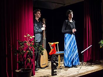 Nele Gramß begrüßte Elias Conrad bei seinem Auftritt in der Reihe "Elsa47" im Elsicher Dorfhaus.Foto: Jochen Berger