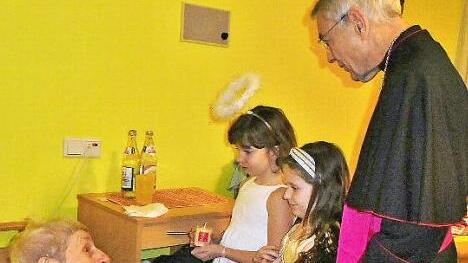 Überraschungsbesuch: Erna Schardt freute sich über den überraschenden Besuch des Erzbischofs und verriet ihm verschmitzt, dass sie erst kürzlich ihren 95. Geburtstag gefeierte hatte. Foto: Ingrid Kohles