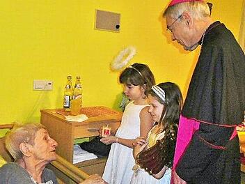 Überraschungsbesuch: Erna Schardt freute sich über den überraschenden Besuch des Erzbischofs und verriet ihm verschmitzt, dass sie erst kürzlich ihren 95. Geburtstag gefeierte hatte. Foto: Ingrid Kohles