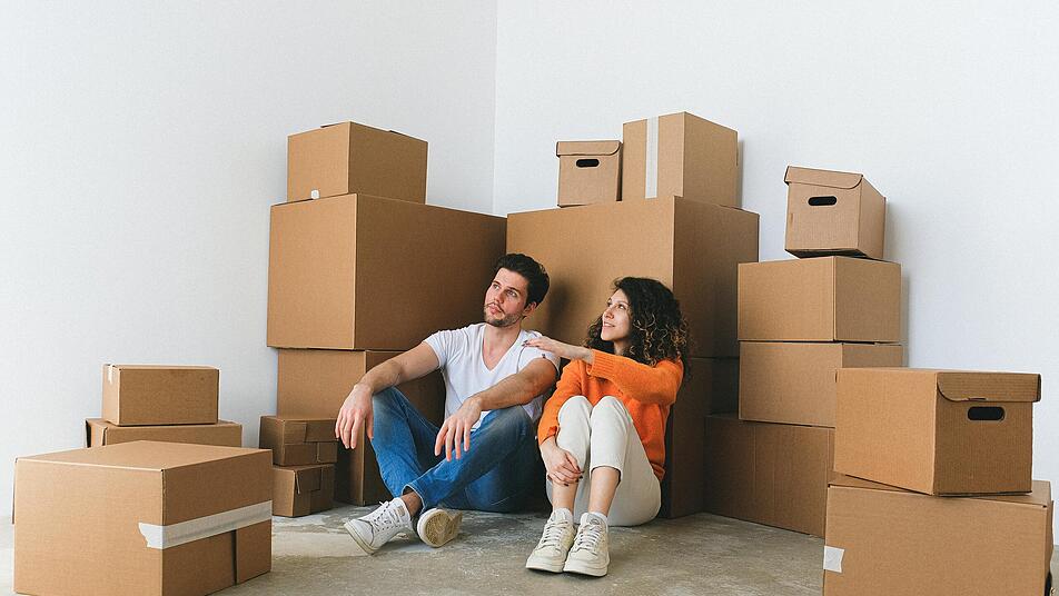 Die erste gemeinsame Wohnung ist für viele Paare ein großer Schritt und leitet oft eine neue Beziehungsphase ein. Bild: pexels-shvets-production-7203836