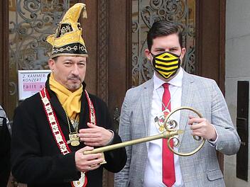 Symbolische Machtübergabe  von Coburgs OB Dominik Sauerteig an Thomas Eck, Präsident der Coburger Narrhalla.Foto: Wolfgang Desombre