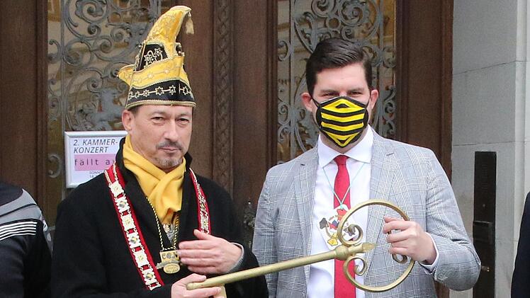 Symbolische Machtübergabe  von Coburgs OB Dominik Sauerteig an Thomas Eck, Präsident der Coburger Narrhalla.Foto: Wolfgang Desombre