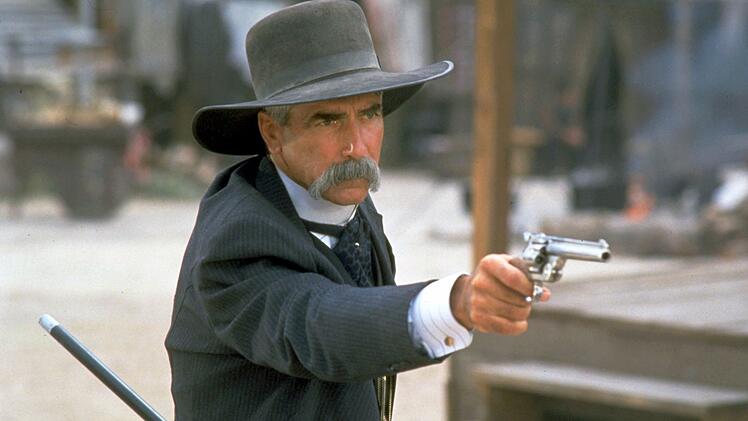 Virgil Earp (Sam Elliott) weiß mit dem Revolver umzugehen.