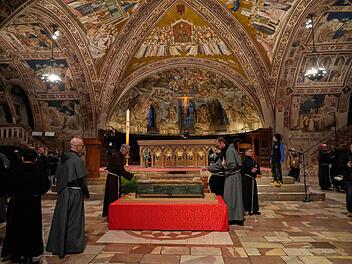 Assisi zeigt erstmals Gebeine des Heiligen Franziskus
