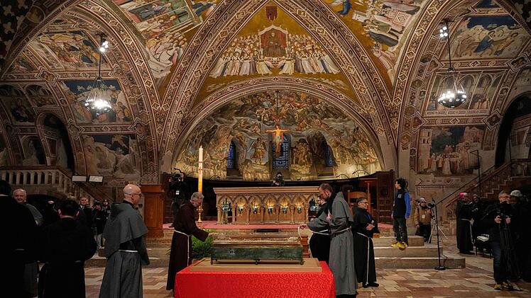 Assisi zeigt erstmals Gebeine des Heiligen Franziskus