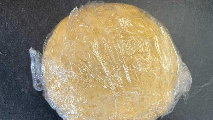 flammkuchenteig-einwickeln