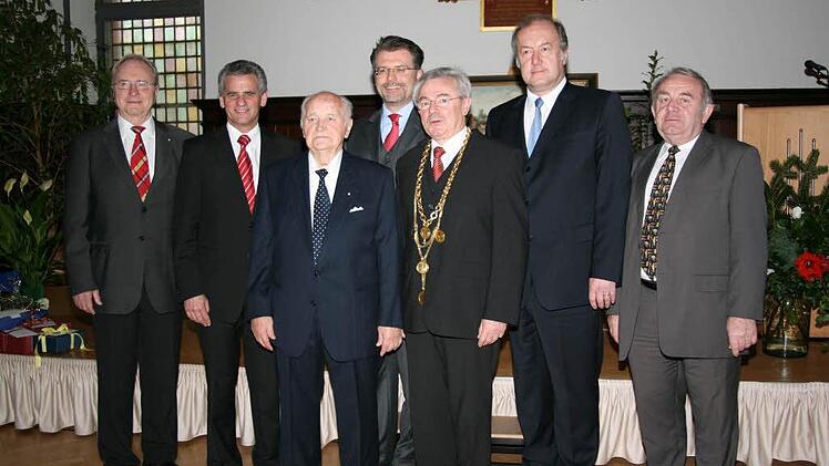 Zahlreiche Gratulanten kamen zum 90. Geburtstag von Altbürgermeister Baptist Hempfling. Unser Bild zeigt (von links) Altlandrat Dr. Heinz Köhler, Landrat Oswald Marr, den Jubilar, den Historiker Dr. Peter Zeitler, Bürgermeister Manfred Raum, CSU-Kreisvorsitzenden Joachim Doppel und Zweiten Bürgermeister Heinz Hausmann. Foto: Alexander Müller.