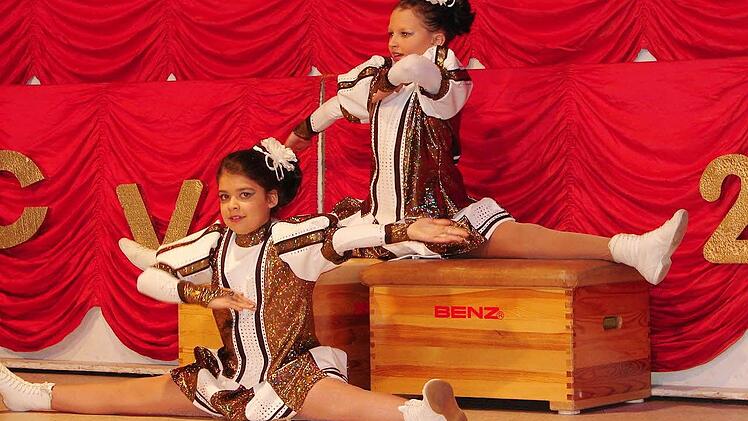 Das neue Tanzmariechen-Paar Finja Lindner und Denise Schickerling legte einen schmissigen Solotanz auf die Bühne.  Fotos: cas