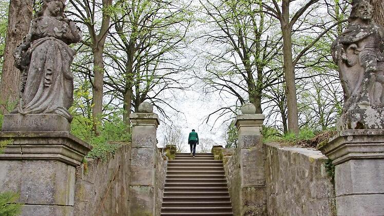 Hadeloga und Pippin bewachen den behutsam und mit Liebe sanierten historischen Eingang.  Fotos: Diana Fuchs