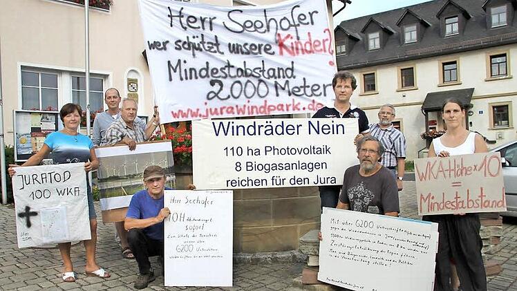 Die Bürgerinitiative "Juradwindpark" und der Verein "Pro Fränkische Heimat " werden am kommenden Mittwoch in Hof gegen die Windparkpläne demonstrieren. Hier haben sich einige Unterstützer vor dem Rathaus in Wonsees postiert. Foto: Alexander Hartmann