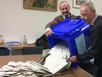 Hubert Schmitt und Oswald Türbl leeren eine Wahlurne im Rathaus Schondra aus. Foto: Ralf Ruppert