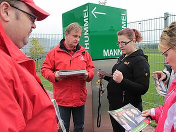 Betriebsratsvorsitzender Peter Föttinger (Zweiter von links) und dessen Stellvertreter Stephan Zeitler (links) von der Firma Mann und Hummel in Himmelkron verteilten gestern Informations-Broschüren zum Thema Werkverträge. Foto: Jürgen Gärtner