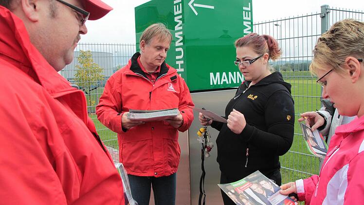 Betriebsratsvorsitzender Peter Föttinger (Zweiter von links) und dessen Stellvertreter Stephan Zeitler (links) von der Firma Mann und Hummel in Himmelkron verteilten gestern Informations-Broschüren zum Thema Werkverträge. Foto: Jürgen Gärtner