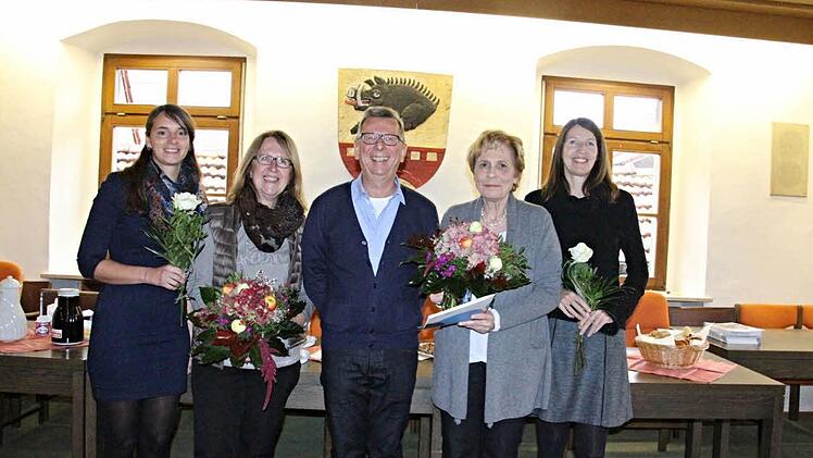 "Hahn im Korb.": Bezirksvorsitzender der unterfränkischen Volkshochschulen Klaus Schemmerling umgeben (von links) von Carolin Schuler, Irmgard Ruhhammer, Anna Elisabeth Henrichs und Claudia Ruppert. Foto: Helmut Will