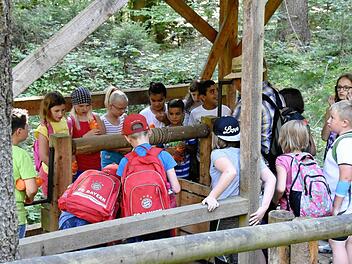 Viel Bewunderung fand bei den Kids die nachgebaute bergmännische Haspel an der ehemaligen Schachtanlage "Carl Christoph". Foto: Gerd Fleischmann